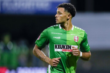 Antef Tsoungui in actie namens FC Dordrecht