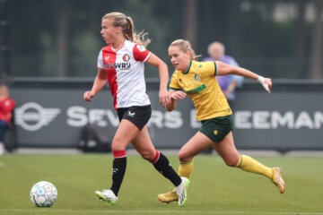 Kirsten van de Westeringh (Feyenoord) in actie tegen Fortuna Sittard