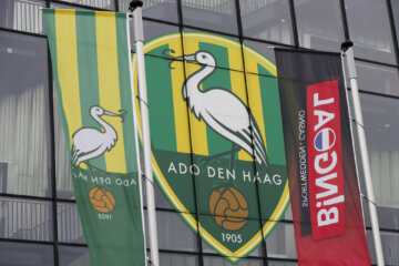 Het logo van ADO Den Haag op het stadion