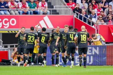 Spelers van Feyenoord juichen na een treffer tegen Ajax