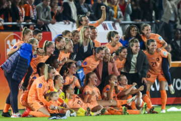 De OranjeLeeuwinnen samen met Kika van Es, Stefanie van der Gragt en Sari van Veenendaal