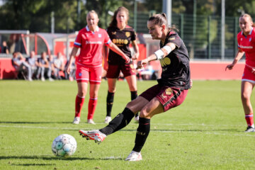 Eshly Bakker is trefzeker vanaf de penaltystip