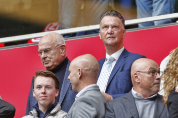 Louis van Gaal op de tribune bij Ajax