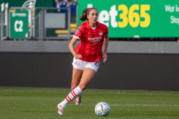 Suzanne Giesen in actie namens PSV