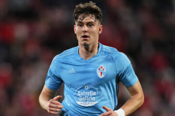 Strand Larsen in het shirt van Celta de Vigo