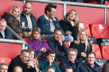 Maurice Steijn naast vrouw Priscilla en dochter Biba op de tribune bij FC Twente