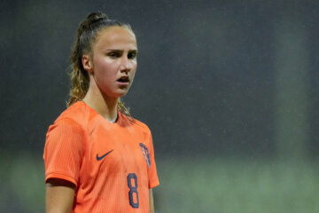 Rosa van Gool in actie namens de Jong OranjeLeeuwinnen