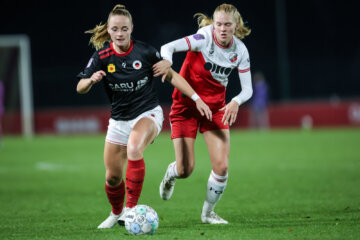 Judith Roosjen (FC Utrecht) vecht om de bal met Kimberley Smit (Excelsior)