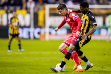 Nicolas Isimat-Mirin in gevecht met Pelle van Amersfoort