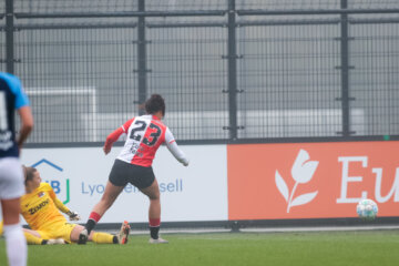 Jada Conijnenberg scoort namens Feyenoord tegen AZ