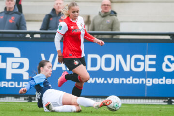 Noëlle van der Sluijs (Feyenoord) in het duel met AZ