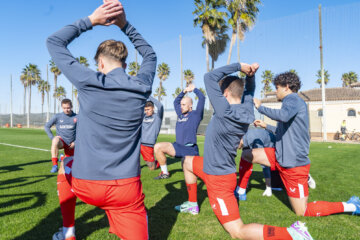 Colin de Graaf met de spelers van FC Twente in Spanje