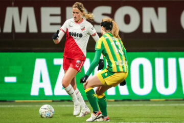 Tami Groenendijk (FC Utrecht) aan de bal tegen ADO Den Haag