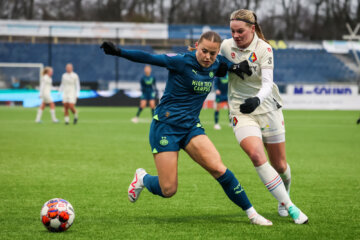Fleur Stoit (PSV) in duel met Esmeé Daalman (Telstar) in 2024