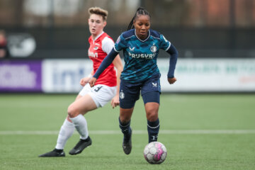 Celainy Obispo (Feyenoord) in het duel met AZ