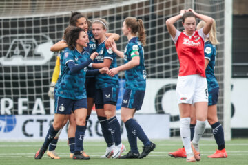 Sanne Koopman wordt bejubeld na haar goal voor Feyenoord