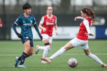 Toko Koga (Feyenoord) in actie tegen AZ