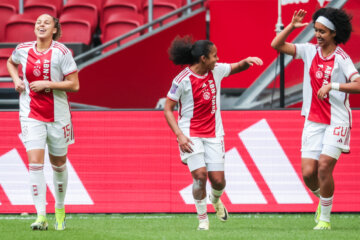 Lily Yohannes wordt gefeliciteerd na haar goal voor Ajax