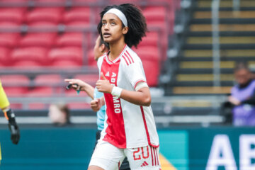 Lily Yohannes juicht na haar treffer voor Ajax