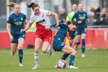 Lotje de Keijzer (FC Utrecht) in duel met Nina Nijstad (PSV)