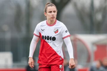 Sophie Cobussen in het shirt van FC Utrecht