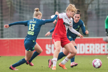 Dieke van Straten (FC Utrecht) vecht om de bal met Kealyn Thomas en Siri Worm (PSV)