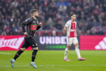 Lasse Schöne valt in tegen Ajax