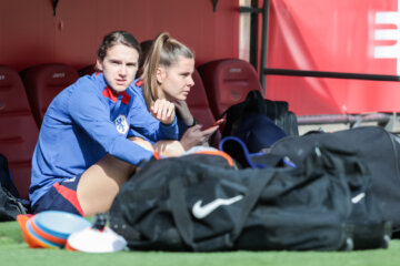 Vivianne Miedema en Victoria Pelova kijken toe bij een training van Oranje