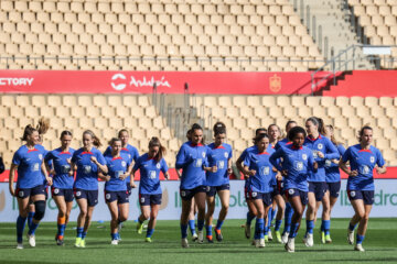 De OranjeLeeuwinnen trainen in Sevilla