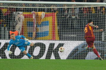 Timon Wellenreuther in actie tegen AS Roma