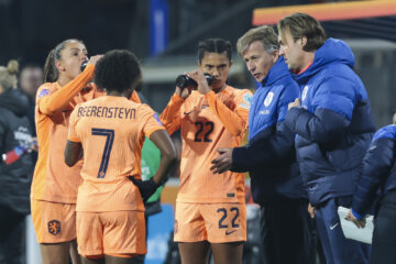 Andries Jonker geeft instructies aan de OranjeLeeuwinnen