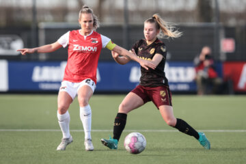 Sam de Jong (FC Utrecht) in duel met Desiree van Lunteren (AZ)