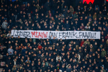 Spandoek bij FC Twente tegen Frank Paauw