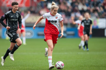 Tami Groenendijk (FC Utrecht) aan de bal tegen Ajax
