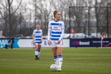Sterre Kroezen aan de bal namens PEC Zwolle