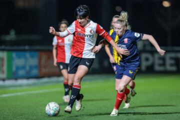 Toko Koga (Feyenoord) in duel met Elena Dhont (FC Twente)