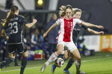 Jade van Hensbergen in actie namens Jong Ajax (midden)