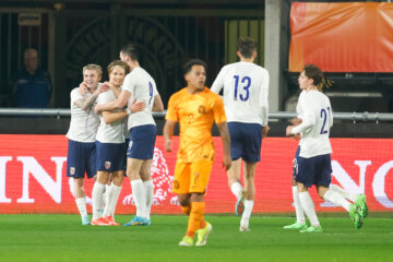 Jong Noorwegen juicht na een goal tegen Jong Oranje