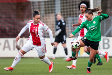 Naomi Hilhorst (PEC Zwolle) aan de bal tegen Ajax
