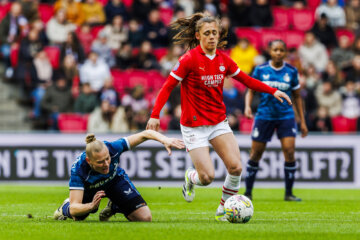 Joëlle Smits in actie tegen Feyenoord