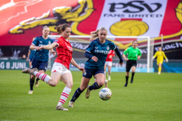Veerle Buurman (PSV) in het duel met Feyenoord