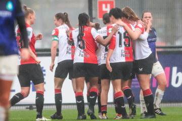 Feyenoord juicht na een goal tegen Telstar