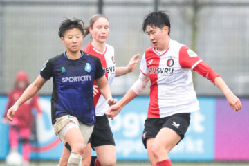 Chinatsu Kira (Telstar) en Toko Koga (Feyenoord)