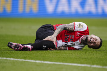 Quilindschy Hartman ligt geblesseerd op de grond