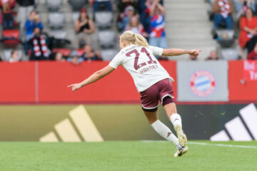 Pernille Harder viert feest na het raak schieten van de beslissende penalty