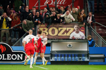 Jens Toornstra viert zijn goal tegen PEC Zwolle