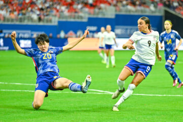 Toko Koga in actie namens Japan tegen de Verenigde Staten