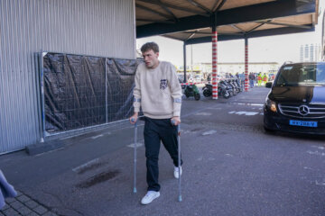 Mats Wieffer op krukken