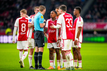 Sander van der Eijk in het duel van Ajax