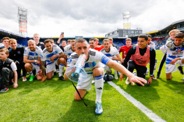 Bram van Polen viert feest met de PEC Zwolle-supporters
